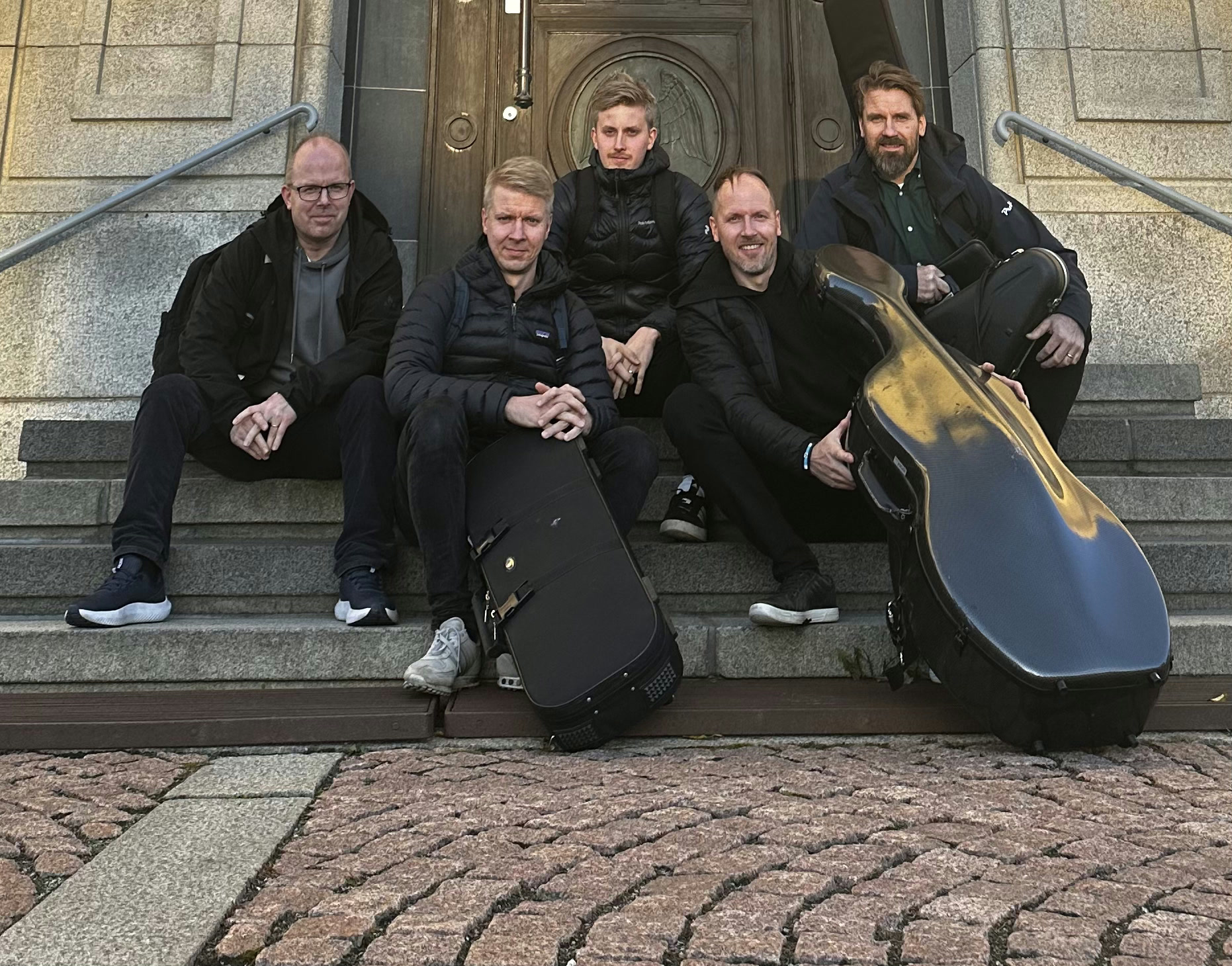 LAHJO-kvintetti kirkon portailla